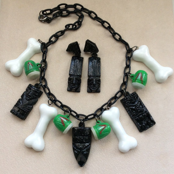 Lot 891 - Scarce South African witch doctors' necklace