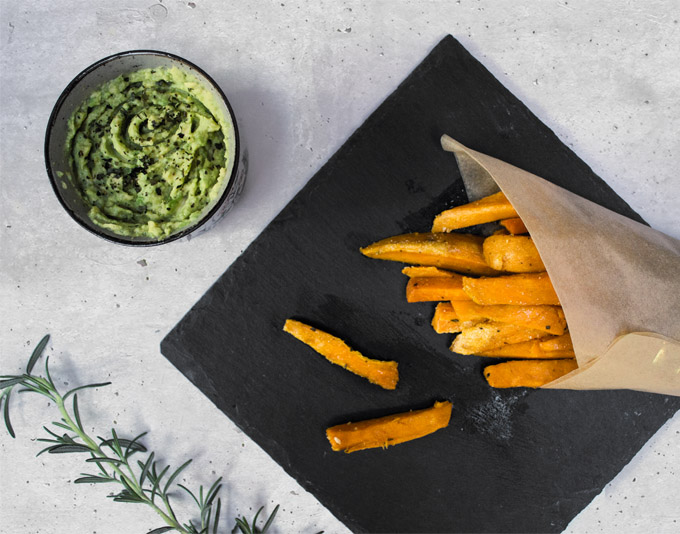Süßkartoffel-Pommes Süßkartoffel-Pommes und Avocado-Dip