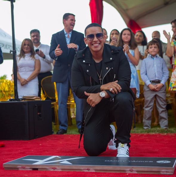 Daddy Yankee recibió estrella en el Paseo de la Fama