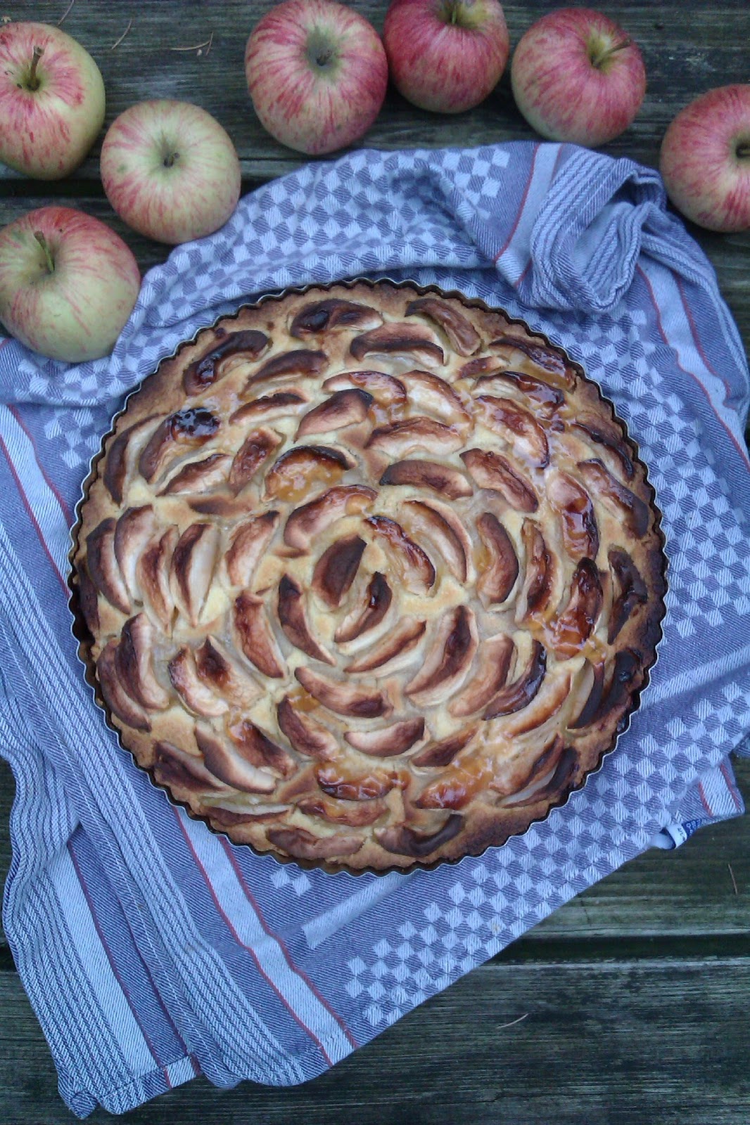 Frau Frieda: Apfel-Marzipan-Tarte