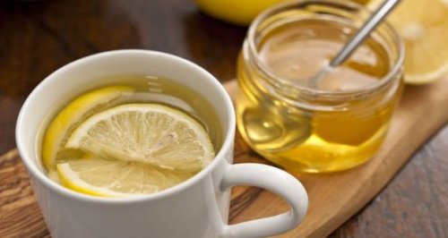 L'eau chaude avec du citron L'eau chaude avec du citron