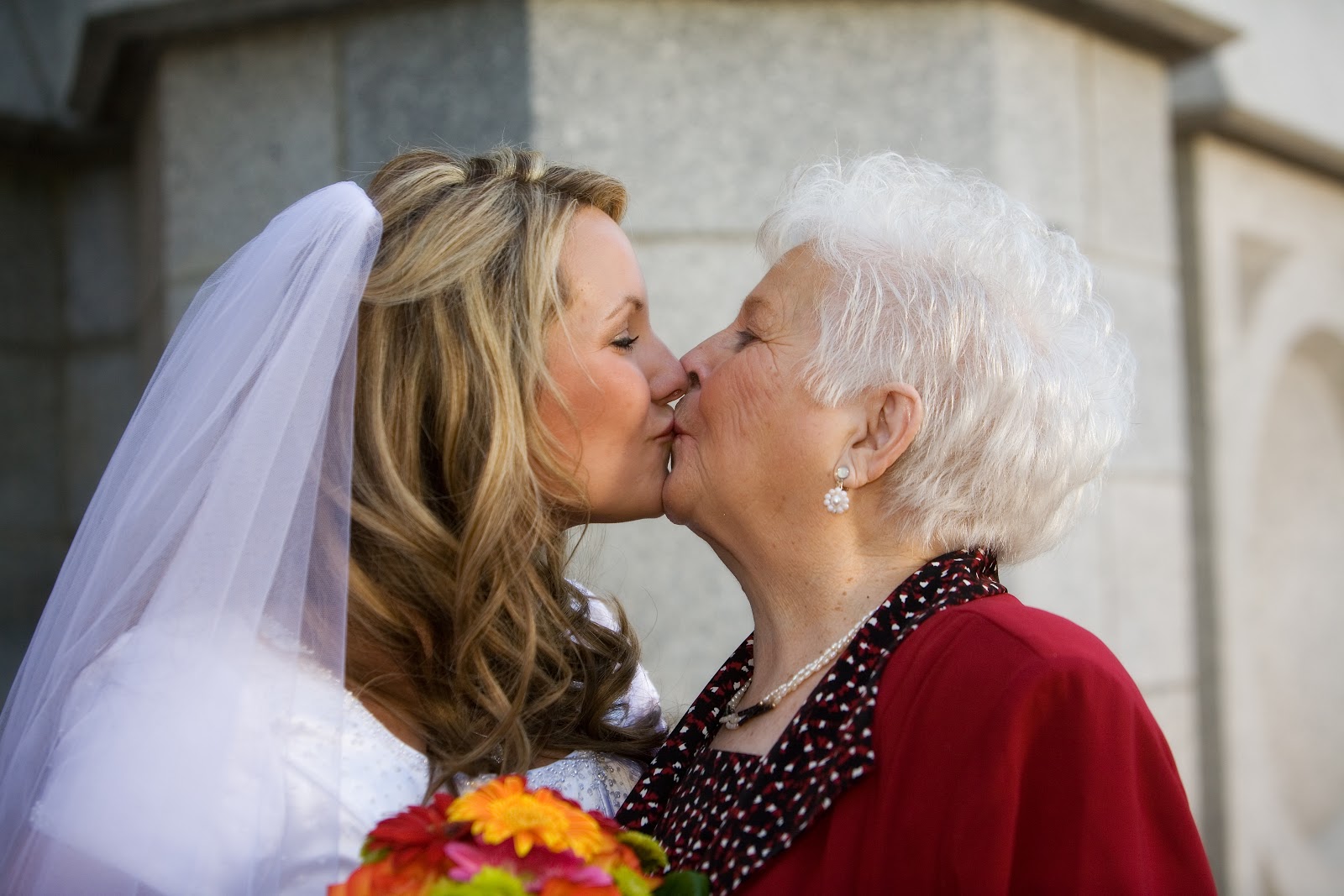 Бабушка лесбиянки зрелые. Свадьба пенсионеров. Лесбийская свадьба пожилых. Зрелая лесбийская свадьба. Пожилые женщины лесбияночек.