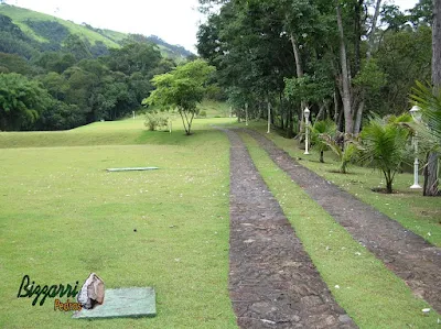 Execução de caminho de pedra com pedra moledo com a execução do gramado com grama esmeralda em sítio em Nazaré Paulista-SP.