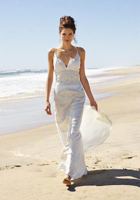 sandy seashore, then go for a fashionable, casual beach wedding dress