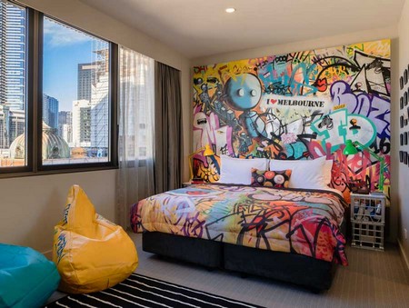 Wanddekoration-schlafzimmer-mit-Graffiti-für-jugendzimmer-innenarchitektur