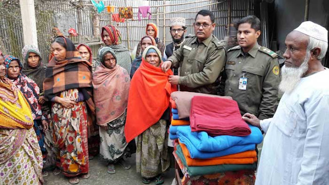 Distribution of winter clothes among the destitute by Ansar-VDP in Mirarbari of Rajarhat রাজারহাটের মীরেরবাড়ীতে আনসার-ভিডিপি উদ্দ্যোগে দুস্থদের মাঝে শীতবস্ত্র বিতরণ
