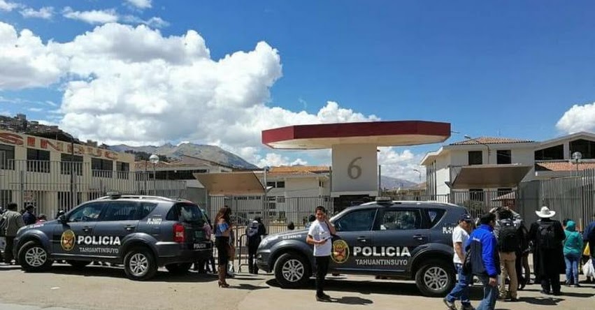 Policía desarticula banda que intentaba ingresar respuestas al examen de admisión de la UNSAAC Policía desarticula banda que intentaba ingresar respuestas al examen de admisión de la UNSAAC