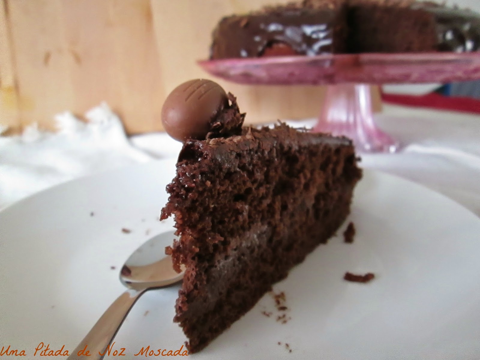 Uma Pitada de Noz Moscada Bolo de chocolate húmido e..... Boa Páscoa.