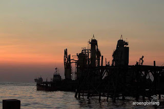 senja di dermaga kayu fort rotterdam makassar