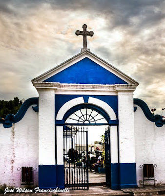 Portão do Cemitério São Miguel, em Iguape.(Crédito: José Wilson Francischinelli)