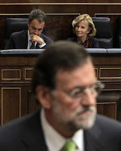 Mariano Rajoy, en primer plano, con José Luis Rodríguez Zapatero al fondo.