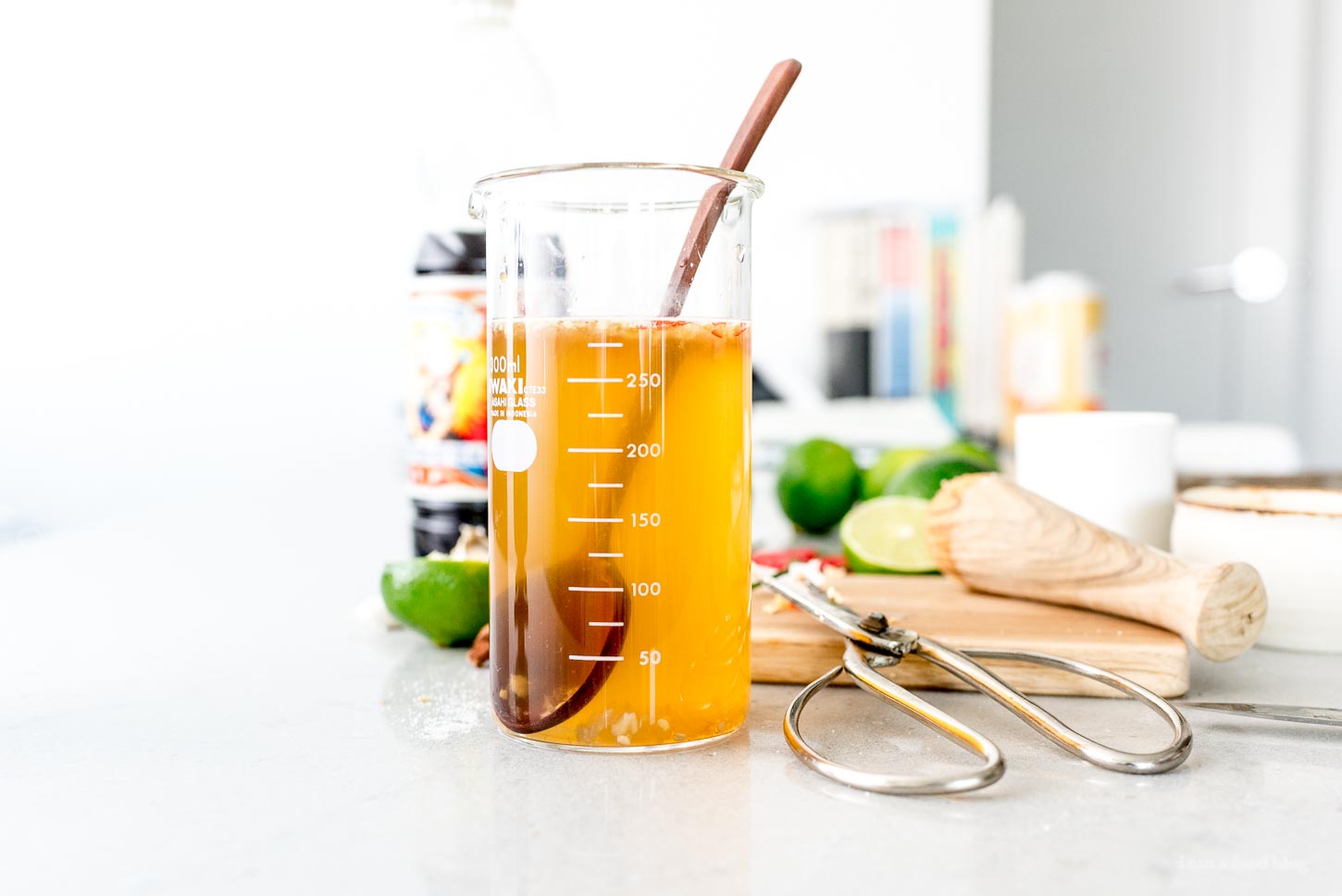 Nước mắm hỗn hợp Việt Nam Vinaigrette Nước chấm này là một loại nước chấm ngọt, nhưng chúng ta có thể điều chỉnh tỷ lệ cá nhân cho đến khi thấy phù hợp.
