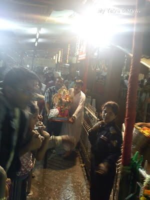 People bringing Ganesha idols for Ganesh Visarjan