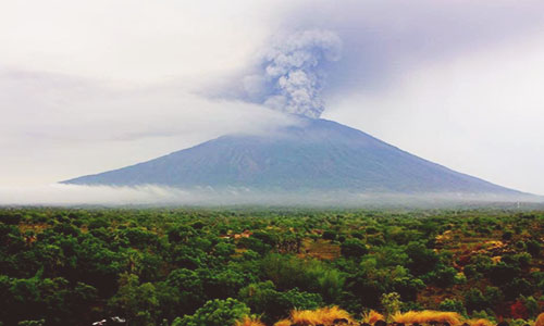 Bali volcano unnerves towns