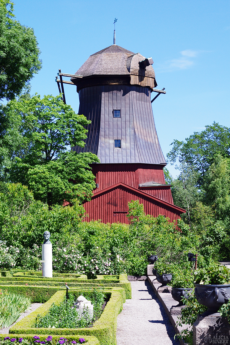 Linoljekvarnen på Waldemarsudde, foto av Alicia Sivertsson. aliciasivert alicia sivert alicia sivertsson djurgården stockholm utflykt utflyktsmål prins eugens waldemarsudde måla teckna teckning måleri friluftsmåleri utomhus i park parken museipark museiparken linoljekvarnen linoljekvarn oljekvarnen oljekvarn kvarn kvarnen olja linolja