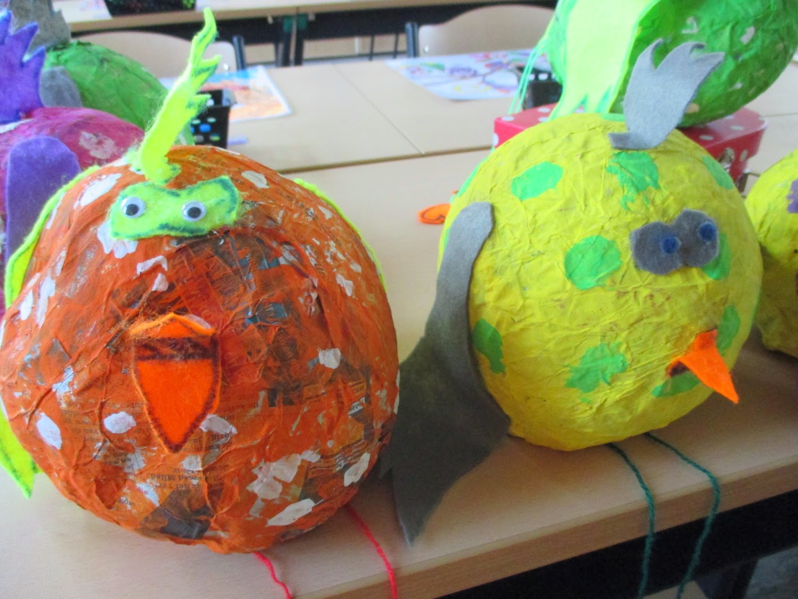 Welkom op de blog van juf Elke °°° PAASKIPPEN VAN PAPIER MACHE (van