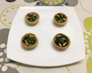 Tartlets of canons, cheese and pine nuts