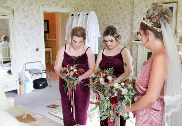 Super Cool Autumn Tee Wedding Day At Silverholme Manor On The All Of The Beautiful Materials Early Autumn Has To Offer Right There In One Wedding Bouquet