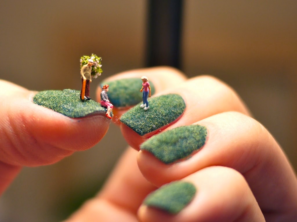 Uñas decoradas con personas miniatura
