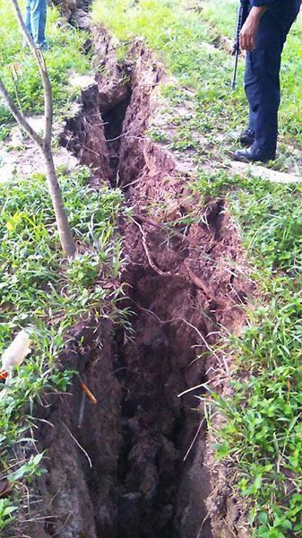 Sismo deja enormes grietas en el suelo de Jáltipan en Veracruz Sismo deja enormes grietas en el suelo de Jáltipan en Veracruz