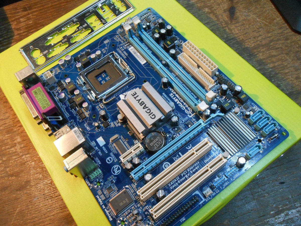 Ga g31m характеристики. Gigabyte 775 socket ddr2 ga-g31m. Ga-g31m-es2l. Gigabyte ga-g31. материнская плата gigabyte ga-g31m-es2c.