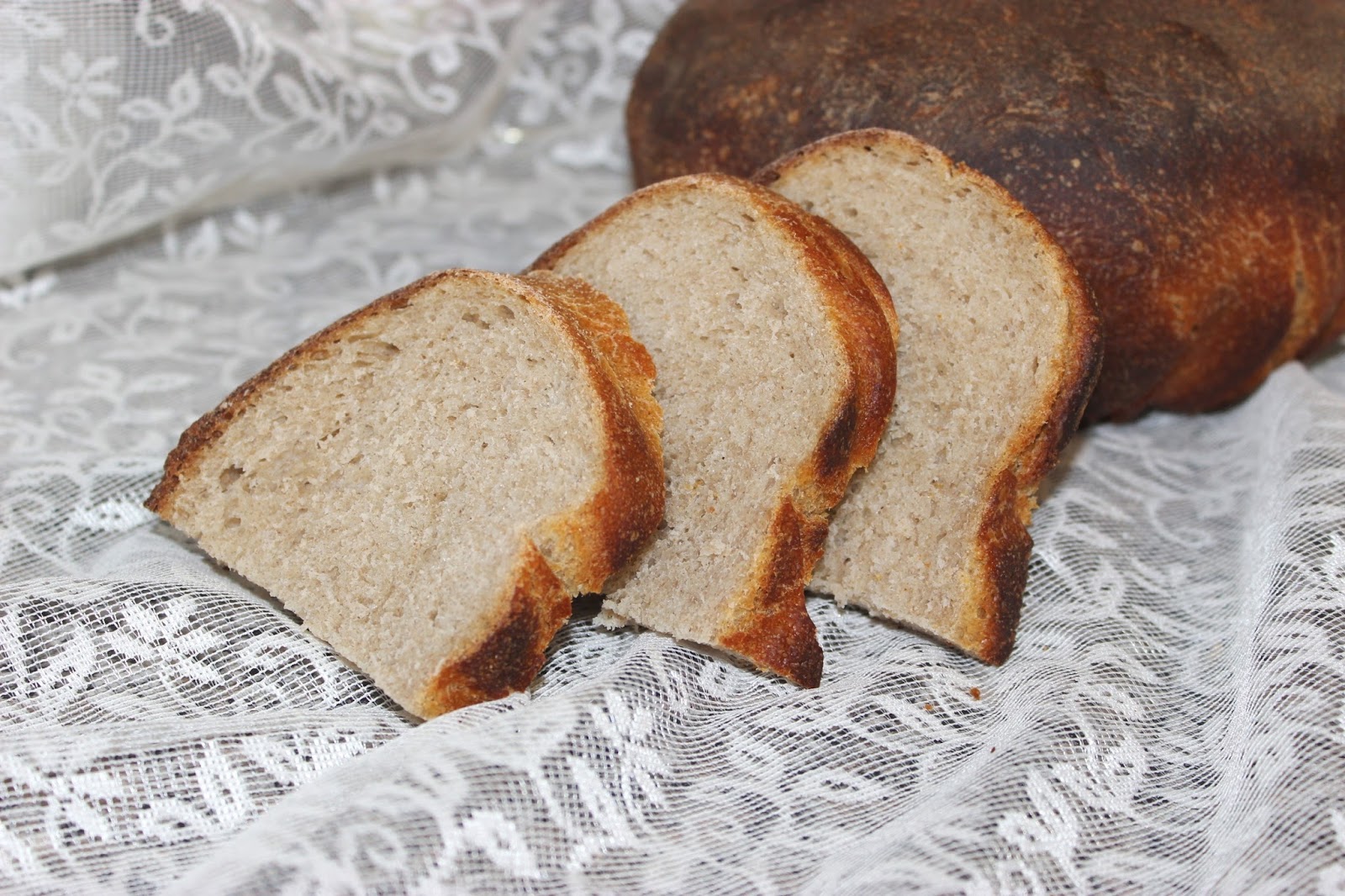 Рецепт хлеба из ржаной муки на закваске. Ржаной хлеб. Ржано-пшеничный хлеб. Хлеб на закваске. Хлеб на живой закваске.