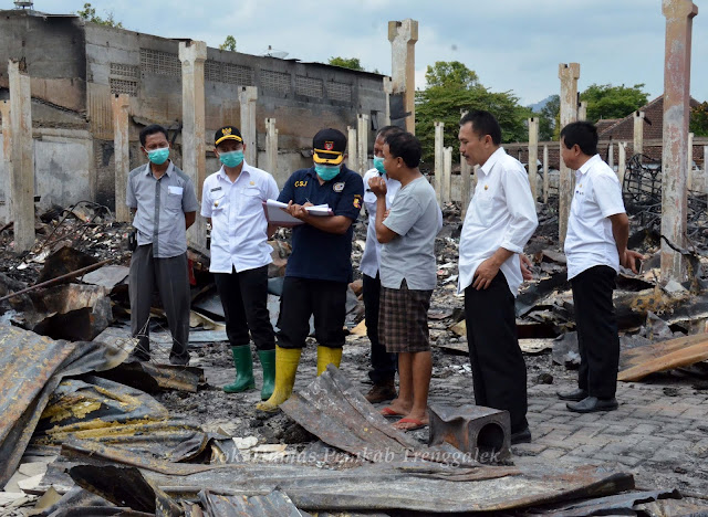 Tim Puslabfor Polda Jatim Turun Periksa Puing-puing Pasar Pon, Dua Kardus dan Satu Kantong Plastik Barang Bukti Diamankan