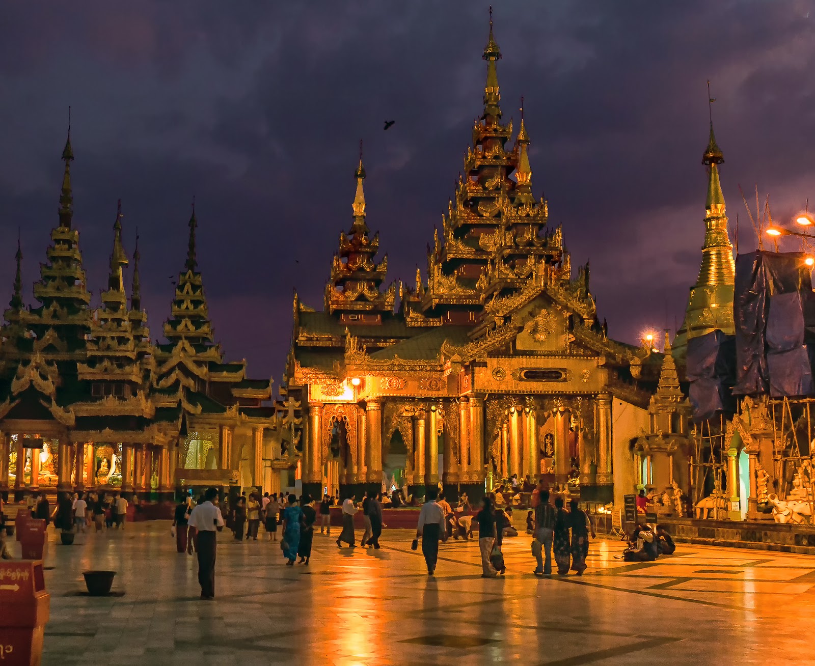 obejście głównej stupy - po prawej w głębi stupa Naung Yaw Gyi obejście głównej stupy - po prawej w głębi stupa Naung Yaw Gyi ,Birma,Myanmar