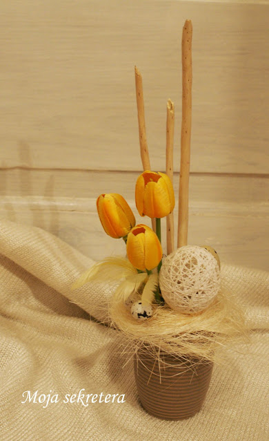 dekoracja świąteczna z żółtymi tulipanami
