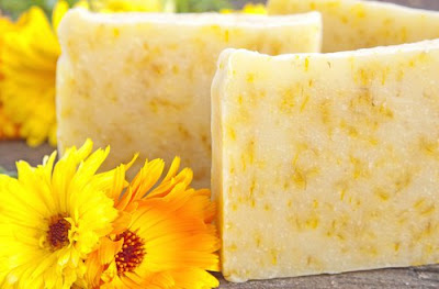Apprenez à faire votre savon naturel à la calendula et à la camomille Apprenez à faire votre savon naturel à la calendula et à la camomille
