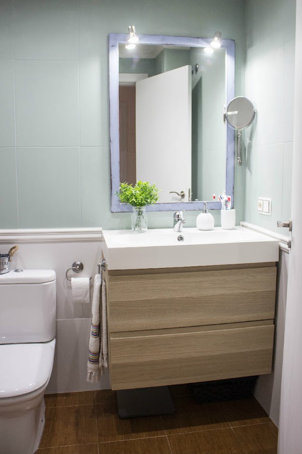 Baño con azulejos pintados