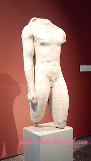 Kouros em mármore