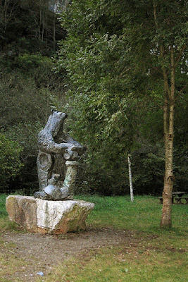 Senda del Oso. Estatua de Juan Falcón