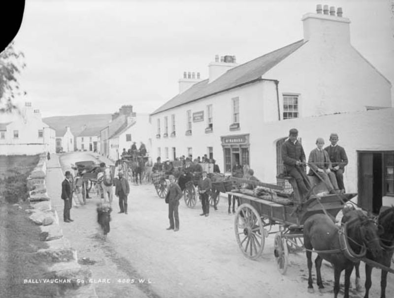 50 Amazing Photographs Capture Street Scenes of the Munster Region