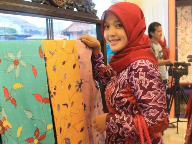Pengusaha Batik asal Cirebon Cantik Sally Giovanny Pengusaha Batik asal Cirebon Cantik Sally Giovanny