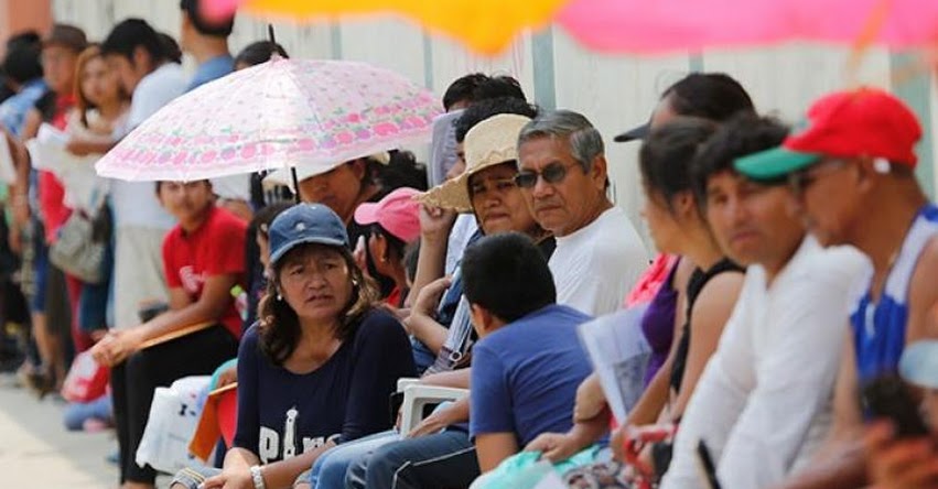 Padres de familia amanecen en puerta de colegio esperando una vacante para sus hijos en San Martín de Porres - UGEL 02 Padres de familia amanecen en puerta de colegio esperando una vacante para sus hijos en San Martín de Porres - UGEL 02