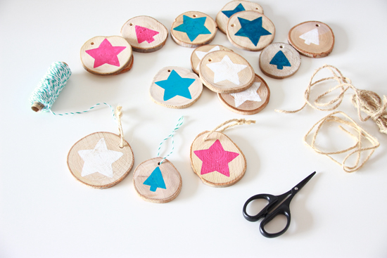 binedoro Blog, DIY, Holzscheiben, bemalen, Acrylfarbe, Geschenkanhänger, Weihnachtsbaum, Dekoration binedoro Blog, DIY, Holzscheiben, bemalen, Acrylfarbe, Geschenkanhänger, Weihnachtsbaum, Dekoration
