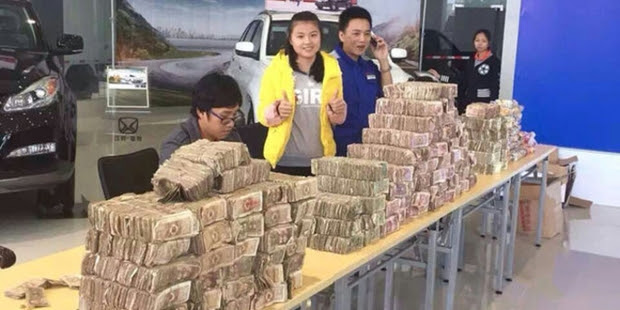 Beli Mobil Truk Pria ini Bayar Menggunakan Uang Receh Sebanyak Setengah Ton