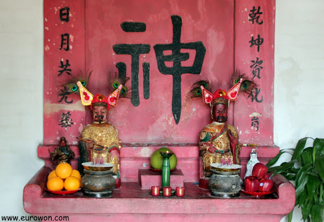 Altar dedicado a las deidades Man Cheong y Kwan Tai