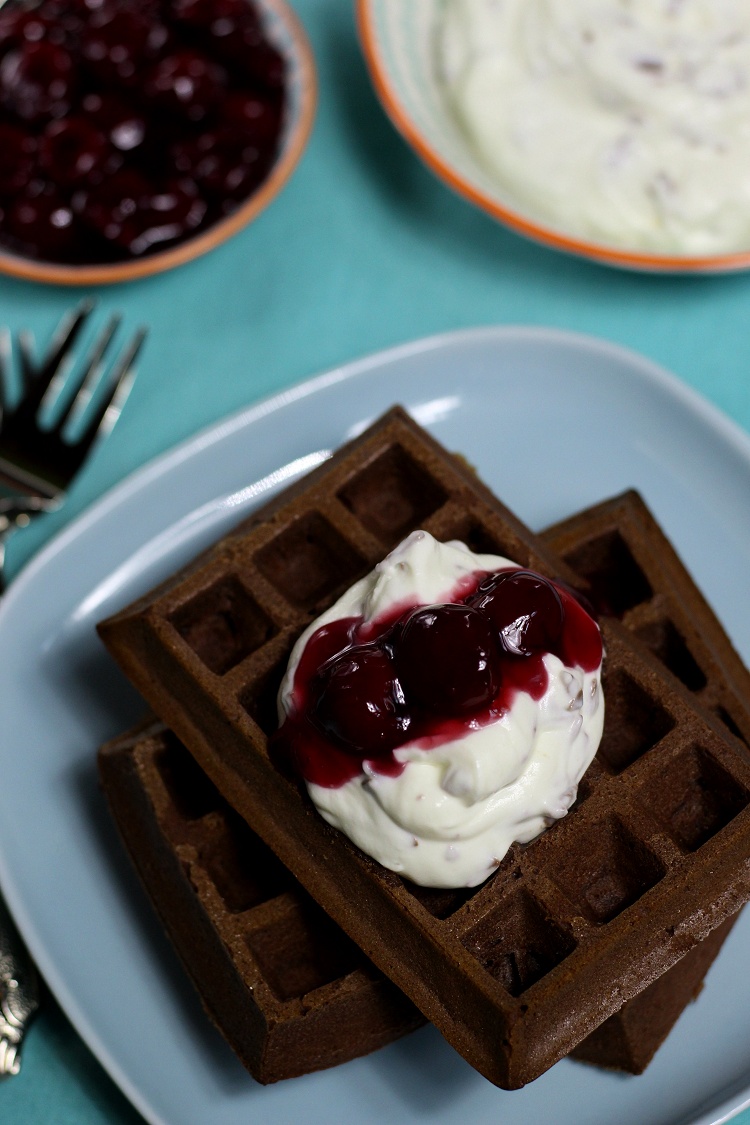Schwarzwälder-Kirsch-Waffeln mit Quarksahne