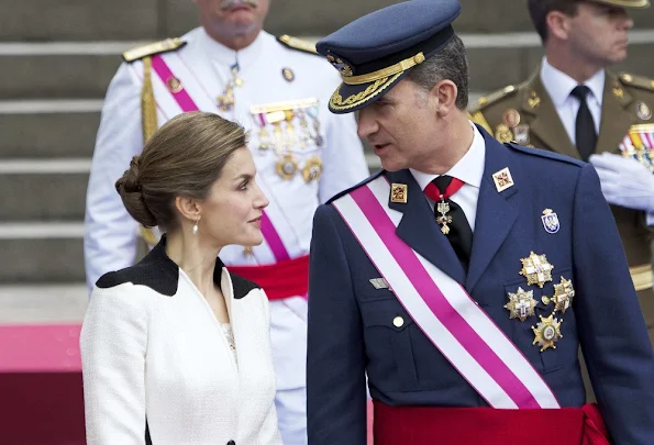 King Felipe and Queen Letizia attended the Armed Forces Day Homage 2016 (Día de las Fuerzas Armadas) in Madrid. Queen Letizia wore Felipe Varela dress, Magrit Shoes, Spring Summer 2016 dress