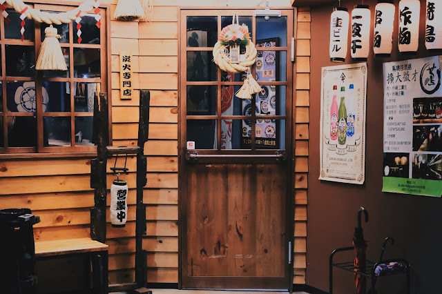 小店內高朋滿座，好不熱鬧，我站在店外，便能感受到裡頭的喧鬧。