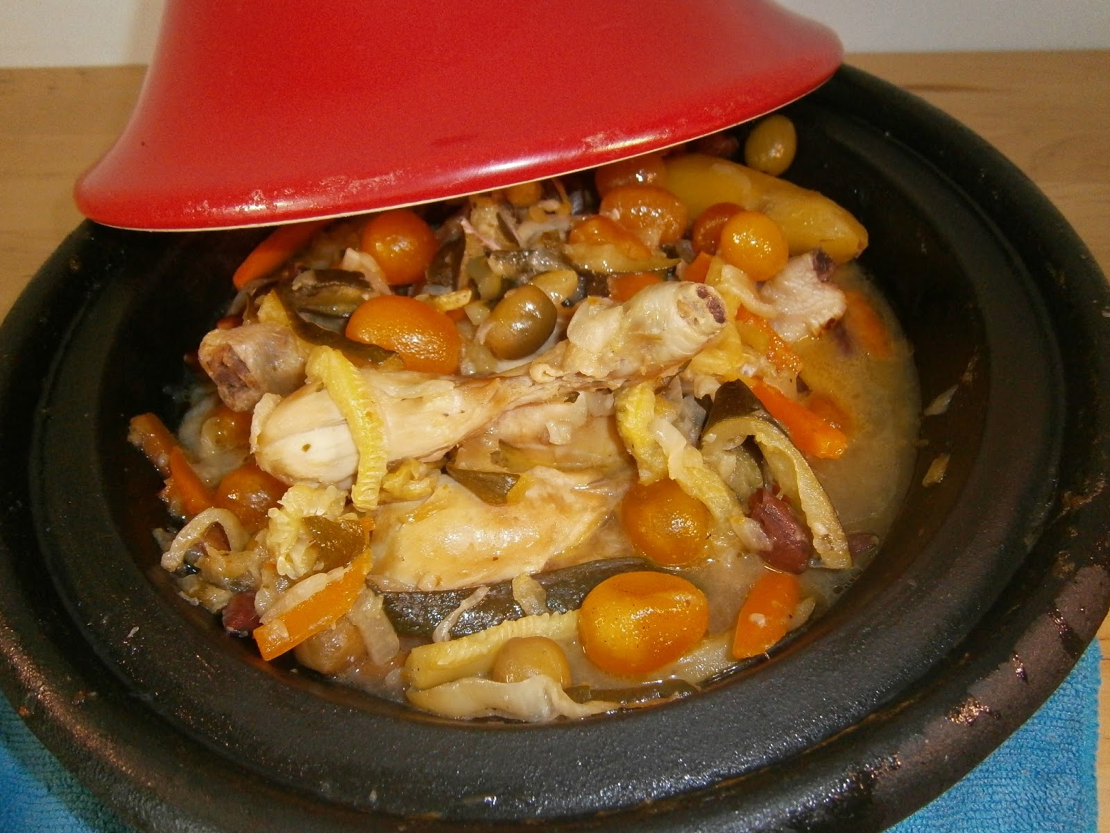 Délices d'une novice Tajine de poulet aux kumquats confits, pommes de terre, courgette