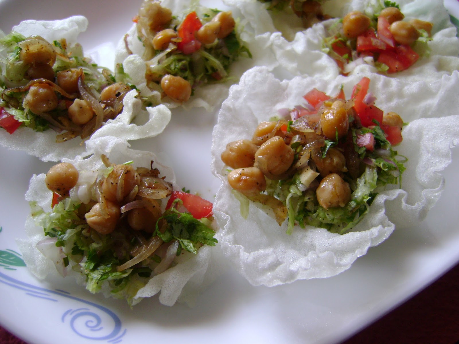 Chickpea salad in rice paper cups - Love is in my Tummy