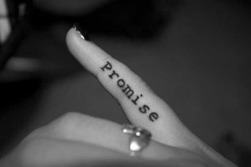 Este pinky promessa de tatuagem