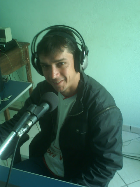 Warley Costa Nogueira ou "WARLEY XANEIS" Natural de Carmo do Cajuru MG, 25 de Janeiro 1977, começou na comunicação na emissora comunitária CAJURU FM