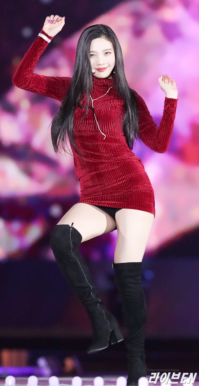 This Red Dress Reveals Red Velvet Joy's Perfect Body Line! Daily K