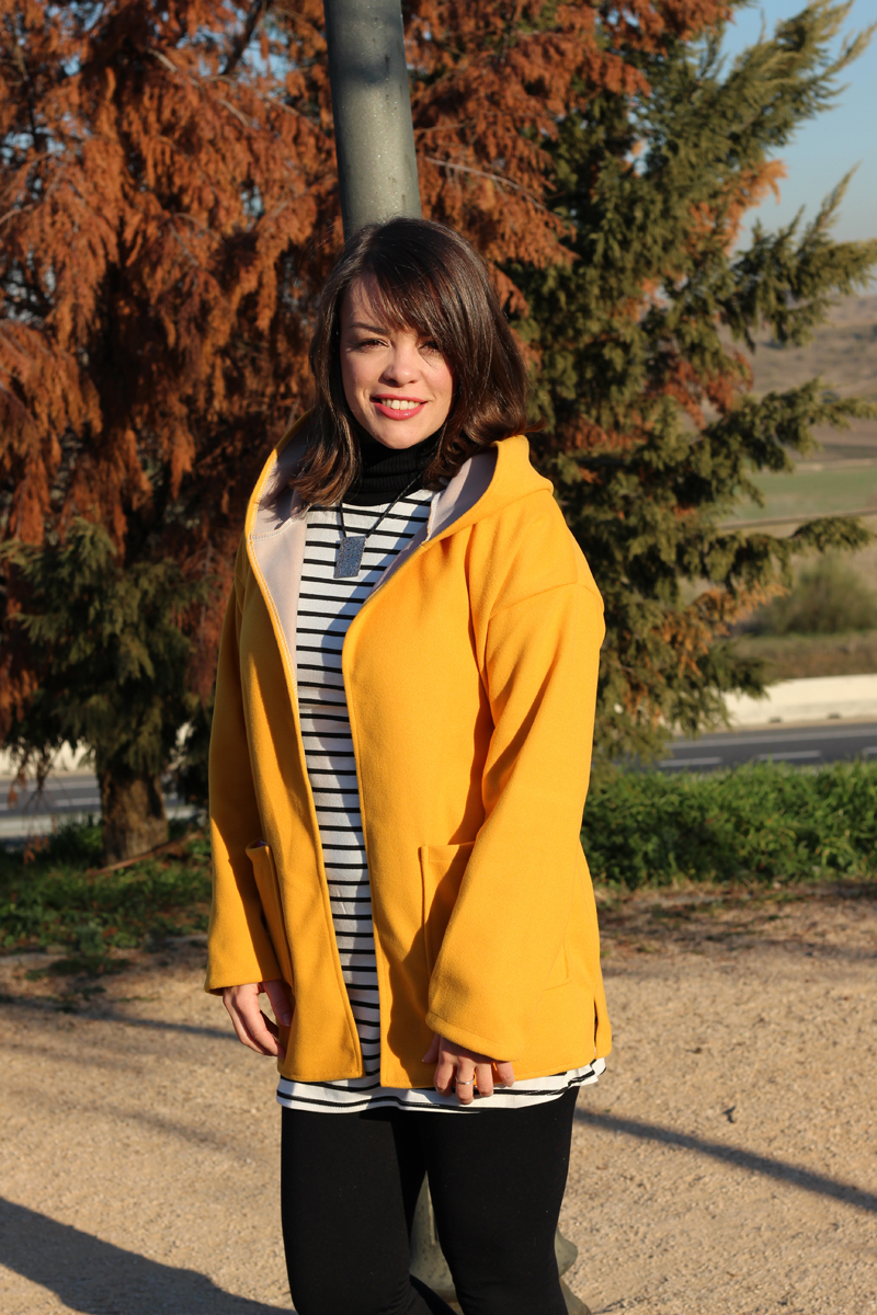 Outfit con abrigo amarillo