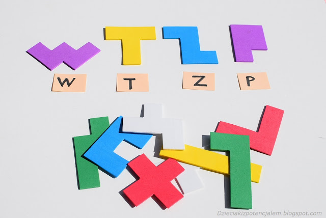 zdjęcie przedstawia elementy pentomino podobne do liter np.w,t,z czy p
