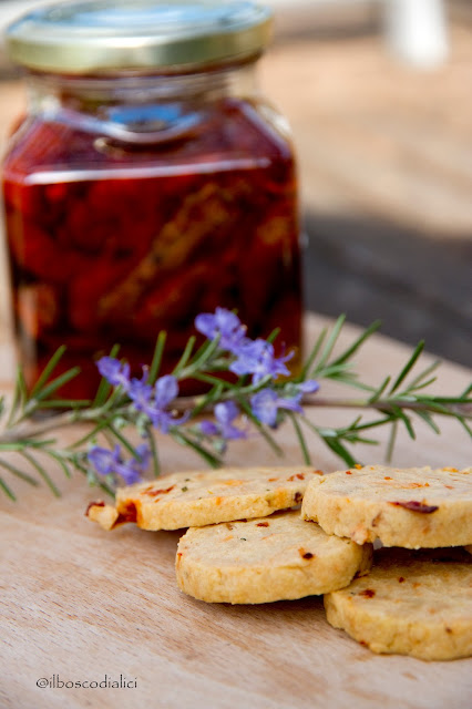 biscotti salati con pomodori secchi e rosmarino.....e la sindrome dell'aperitivo